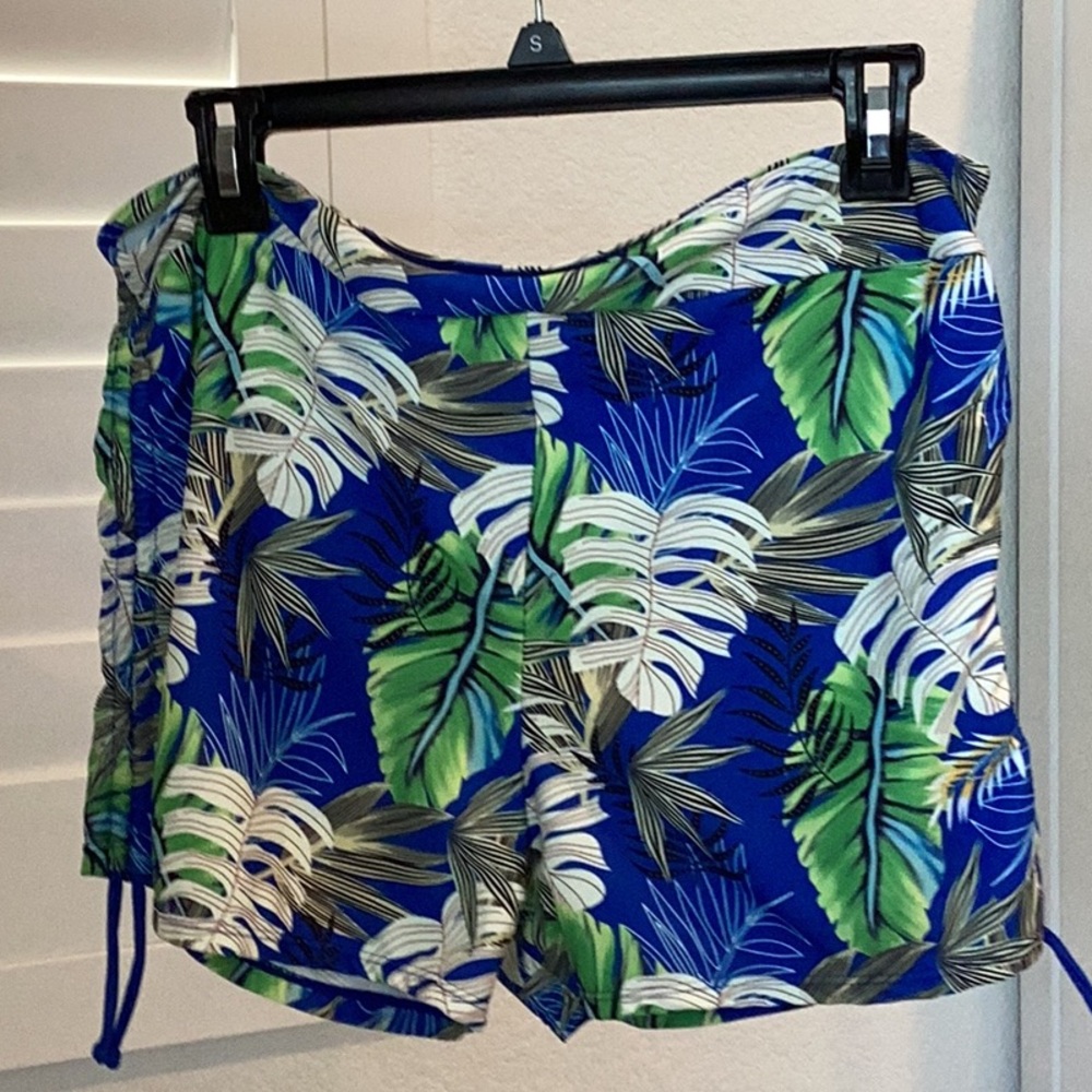 Women’s Swim Shorts, Hawaiian pattern, great condition.